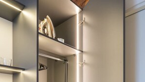Une salle de bain moderne équipée d’une douche, de toilettes et d’un lavabo.