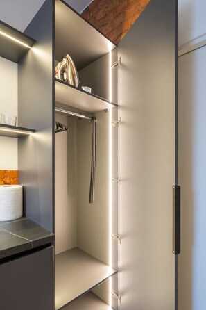 Un baño moderno con ducha, inodoro y lavamanos.