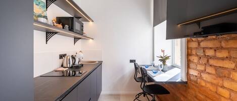 Fridge, microwave, stovetop, dishwasher