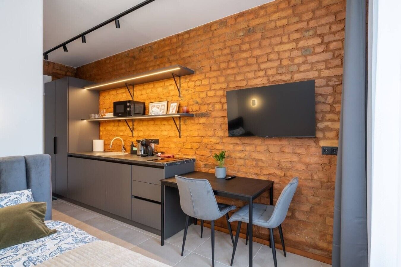 Een bureau, een strijkplank/strijkijzer, wifi, beddengoed