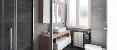 Appartement (2 Bedrooms) | Salle de bain | Douche, bidet
