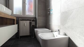 Apartamento (2 Bedrooms) | Baño | Ducha y bidé