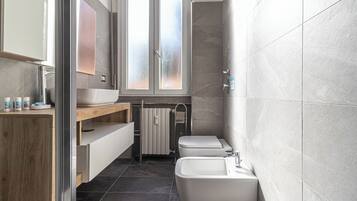 Apartment (2 Bedrooms) | Bathroom