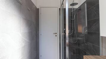 Apartamento (2 Bedrooms) | Baño | Ducha y bidé