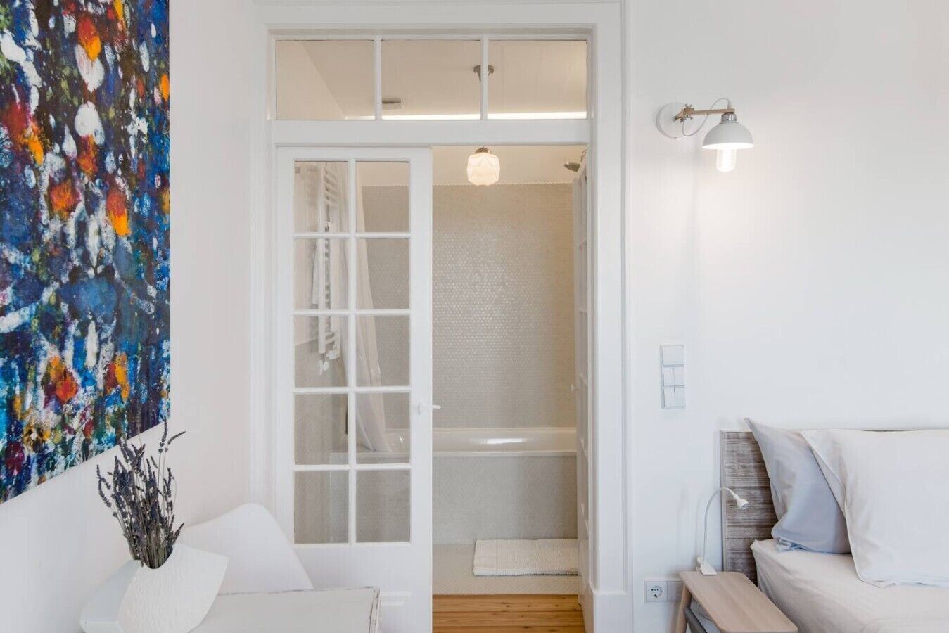 2 chambres, fer et planche à repasser, lit de bébé portatif