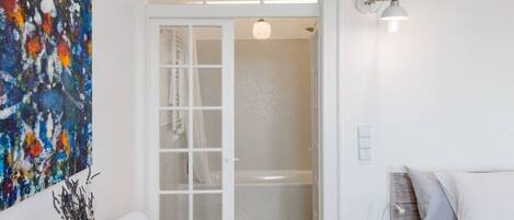 2 chambres, fer et planche à repasser, lit de bébé portatif
