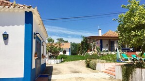 A residential street with houses, a clear sky, and a dirt path. - Country Escape, Pool, BBQ, Pizza Oven & Games Barn (Pontével)