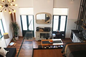 Ein modernes Interieur mit Essbereich, Küche und einem großen Fenster.