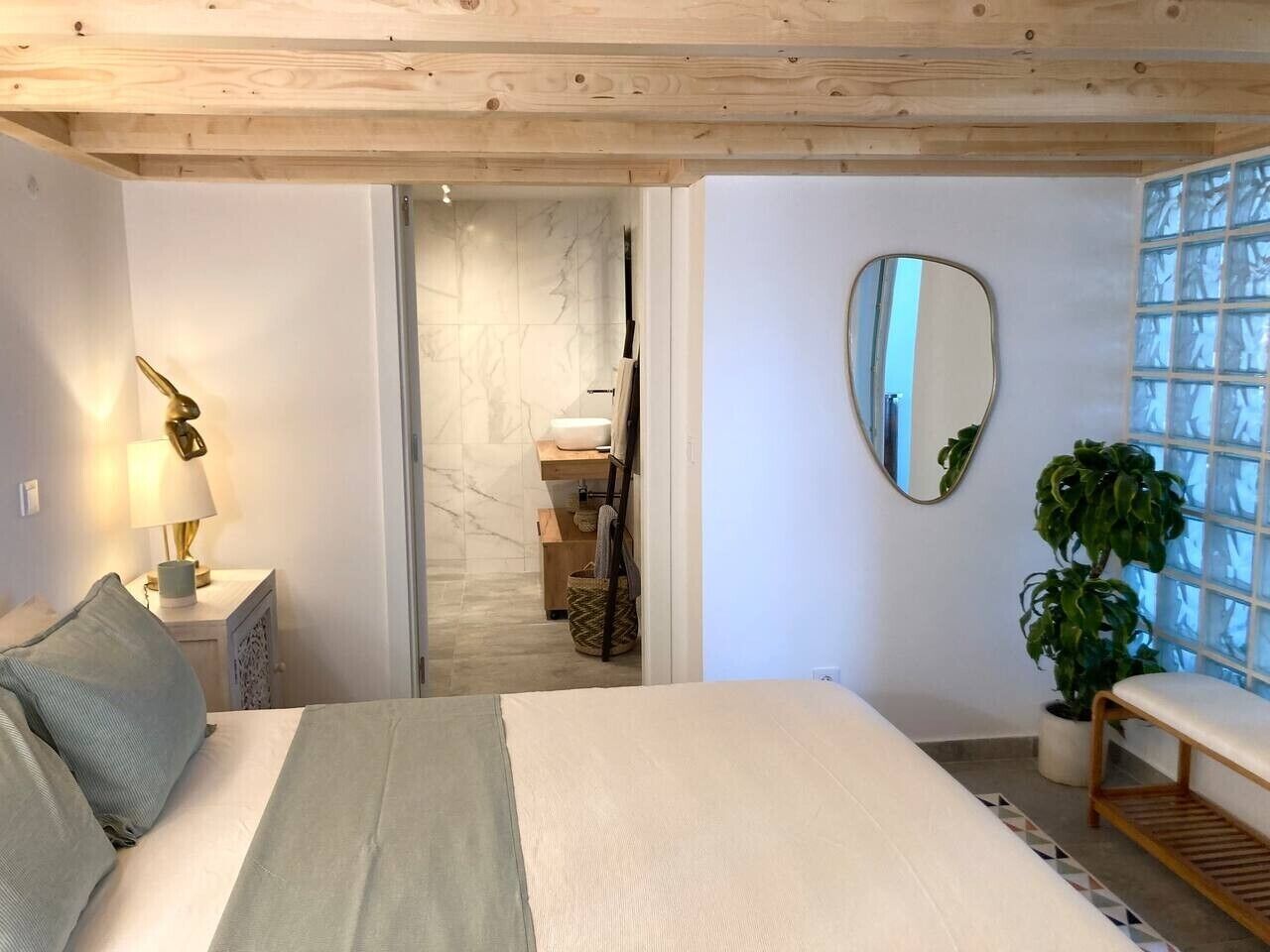 2 quartos, escrivaninha, ferros/tábuas de passar roupa, berço de viagem