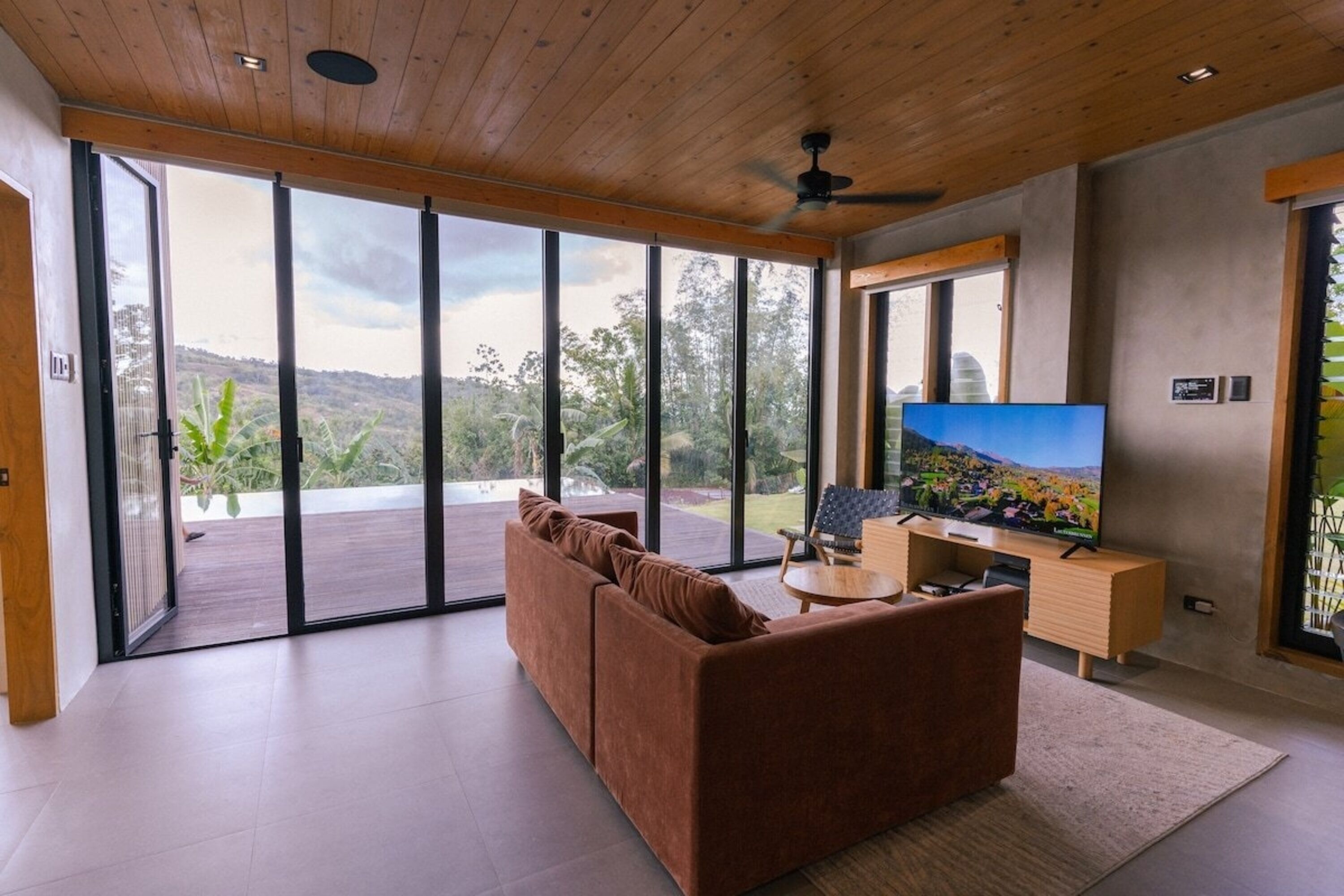 Comfort House, 2 Bedrooms, Private Pool, Mountain View | Living room | 32-inch Smart TV with satellite channels