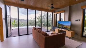 Comfort-Haus, 2 Schlafzimmer, eigener Pool, Bergblick | Wohnzimmer