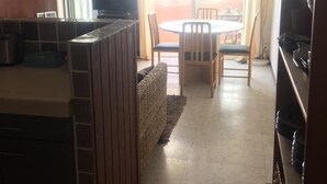 Ett kompakt kök med en matplats, en TV och utsikt över omgivningarna.