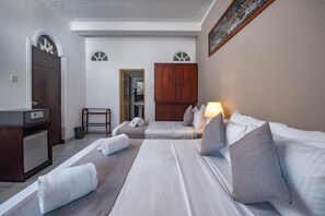 Deluxe Double Room, Balcony, Lake View - Ceyloni Lake Residency - Kandy (Kandy)