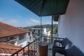 A balcony with a view of buildings and a green landscape. - Ceyloni Lake Residency - Kandy (Kandy)