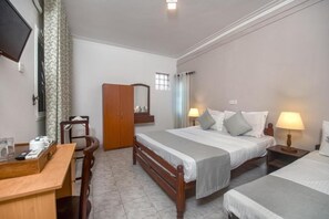 Deluxe Double Room, Balcony, Lake View - Ceyloni Lake Residency - Kandy (Kandy)