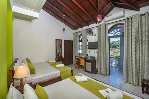 Deluxe Double Room, Balcony, Lake View - Ceyloni Lake Residency - Kandy (Kandy)