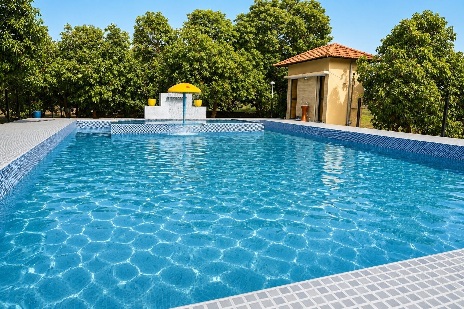 Una piscina al aire libre