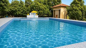 Una piscina al aire libre