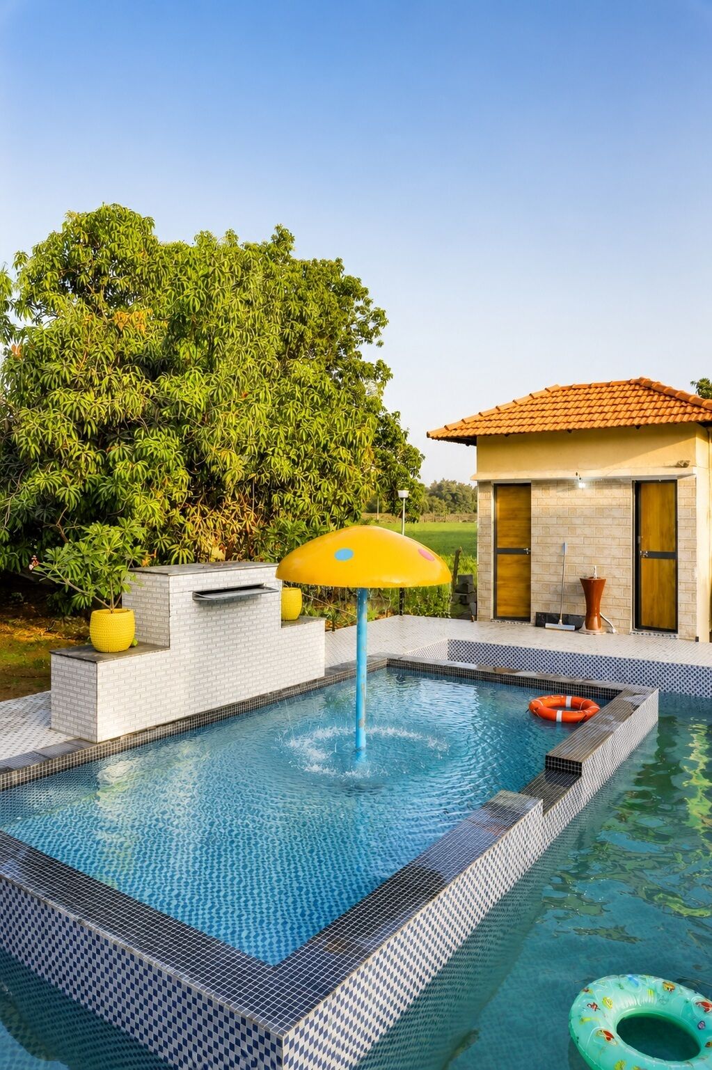Una piscina al aire libre