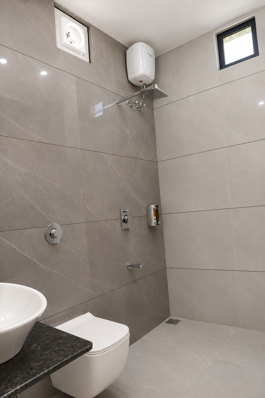 Un bany modern amb vàter, bidet i dutxa.
