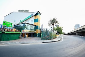 A building with a sign for 'MM's Chennai Gateway' and a restaurant named 'MM's Chennai Gateway Restaurant.' - MM's Chennai Gateway (Chennai)