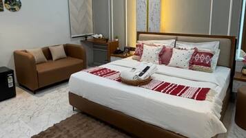 Elite Double Room | Free WiFi, bed sheets