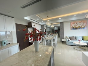 Dupleks Mewah, pemandangan kota | Tempat makan
