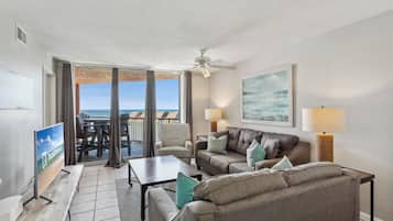 Signature Condo, 2 Bedrooms, Beach View, Beachfront | Ruang tamu | 50 inci sebuah televisyen pintar dengan digital