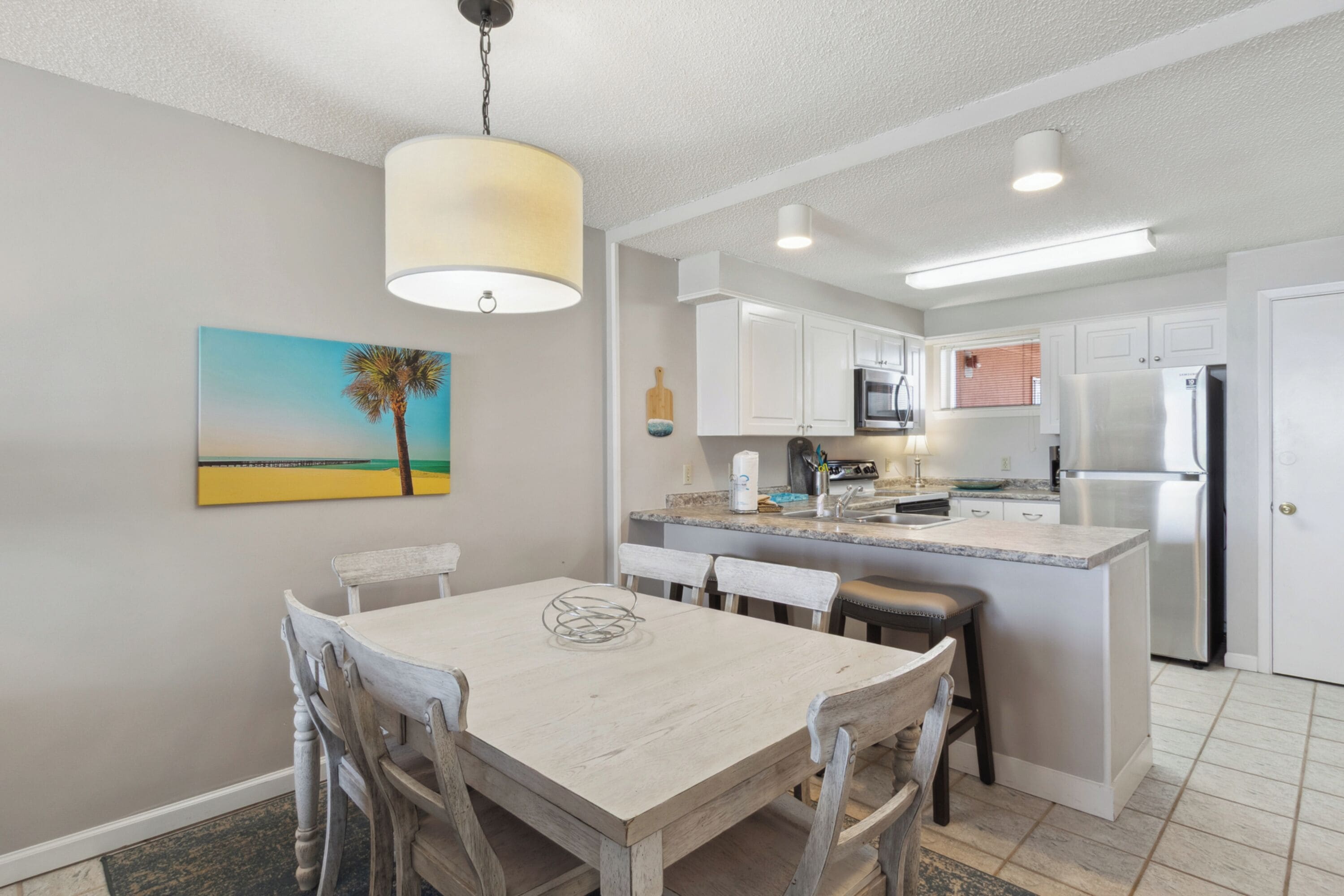 Condo com design assinado, 2 quartos, vista para a praia, de frente para a praia | Opções para refeição no quarto