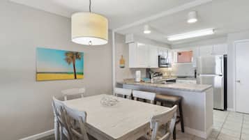 Condo com design assinado, 2 quartos, vista para a praia, de frente para a praia | Opções para refeição no quarto