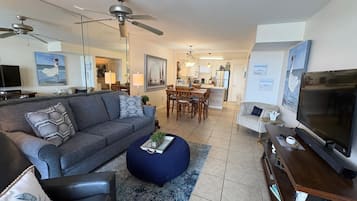 Appartamento Executive, 2 camere da letto, accesso alla piscina, vista spiaggia | Soggiorno | Smart TV 50 pollici con canali digitali