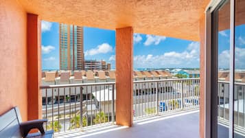 Condo Prestigio, 2 habitaciones, vista a la playa, frente al mar | Balcón