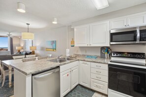 Bloc d'apartaments destacat, 2 dormitoris, vistes a la platja, primera línia de platja | Cuina privada | Frigorífic, microones, forn i placa de cuina 