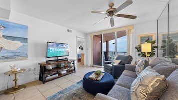 Condo ejecutivo, 2 habitaciones, acceso a la alberca, vista a la playa | Sala de estar | Smart TV de 50 pulgadas con canales digitales