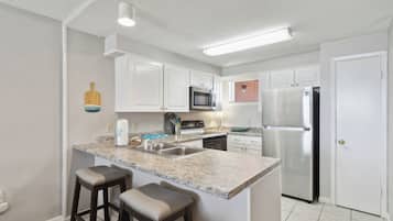 Signature Condo, 2 Bedrooms, Beach View, Beachfront | Dapur peribadi | Peti sejuk, ketuhar gelombang mikro, ketuhar, dapur