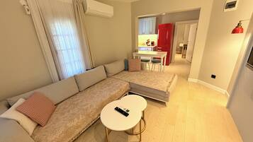 Apartment, Balkon, Bergblick | Wohnbereich