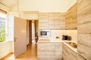 Private kitchen - LITTLE PALACE MIRADOR The best panoramic views (Besalu)