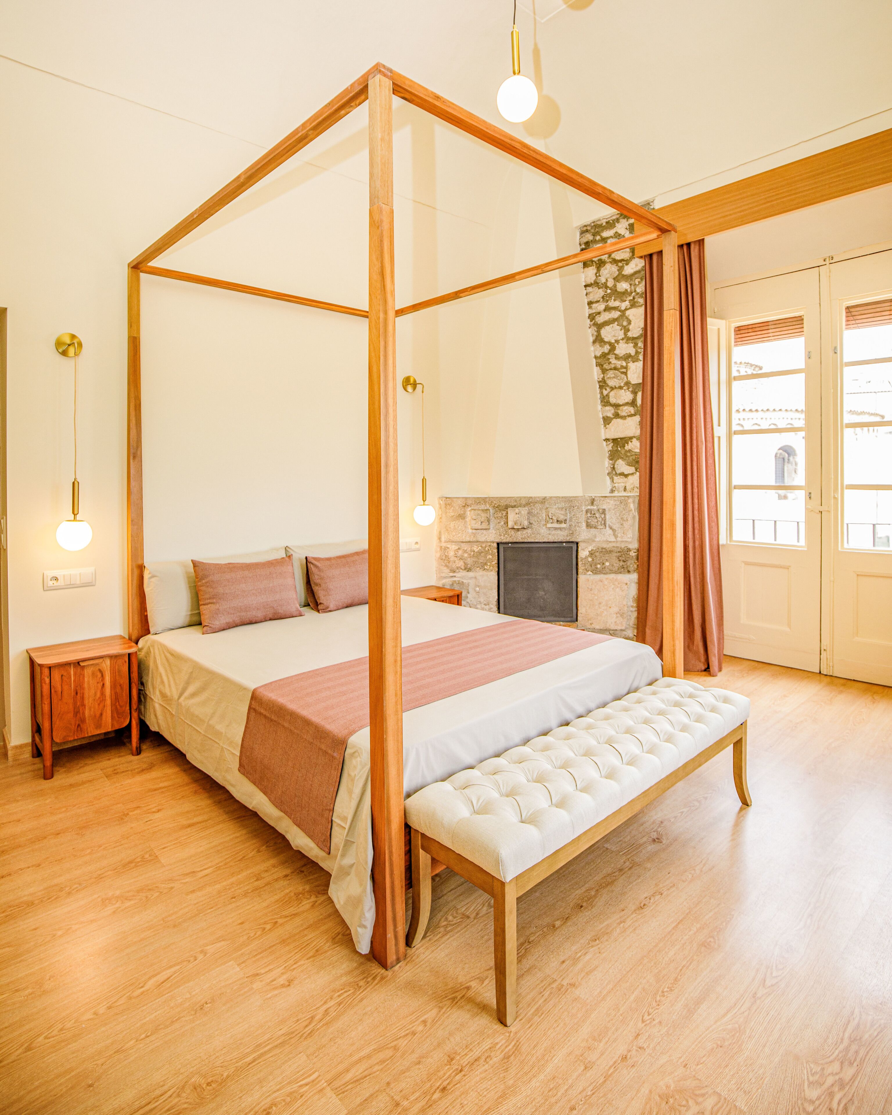Travel cot, free WiFi