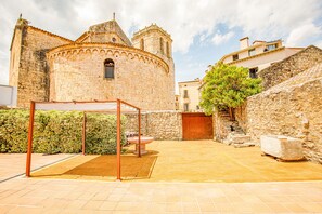 A courtyard with a stone building, a pergola, and a stone bench. - LITTLE PALACE SWIMING POOL Unique in the center (Besalu)