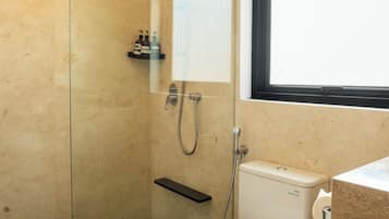 Artículos de tocador gratuitos, jabón, shampoo, papel higiénico