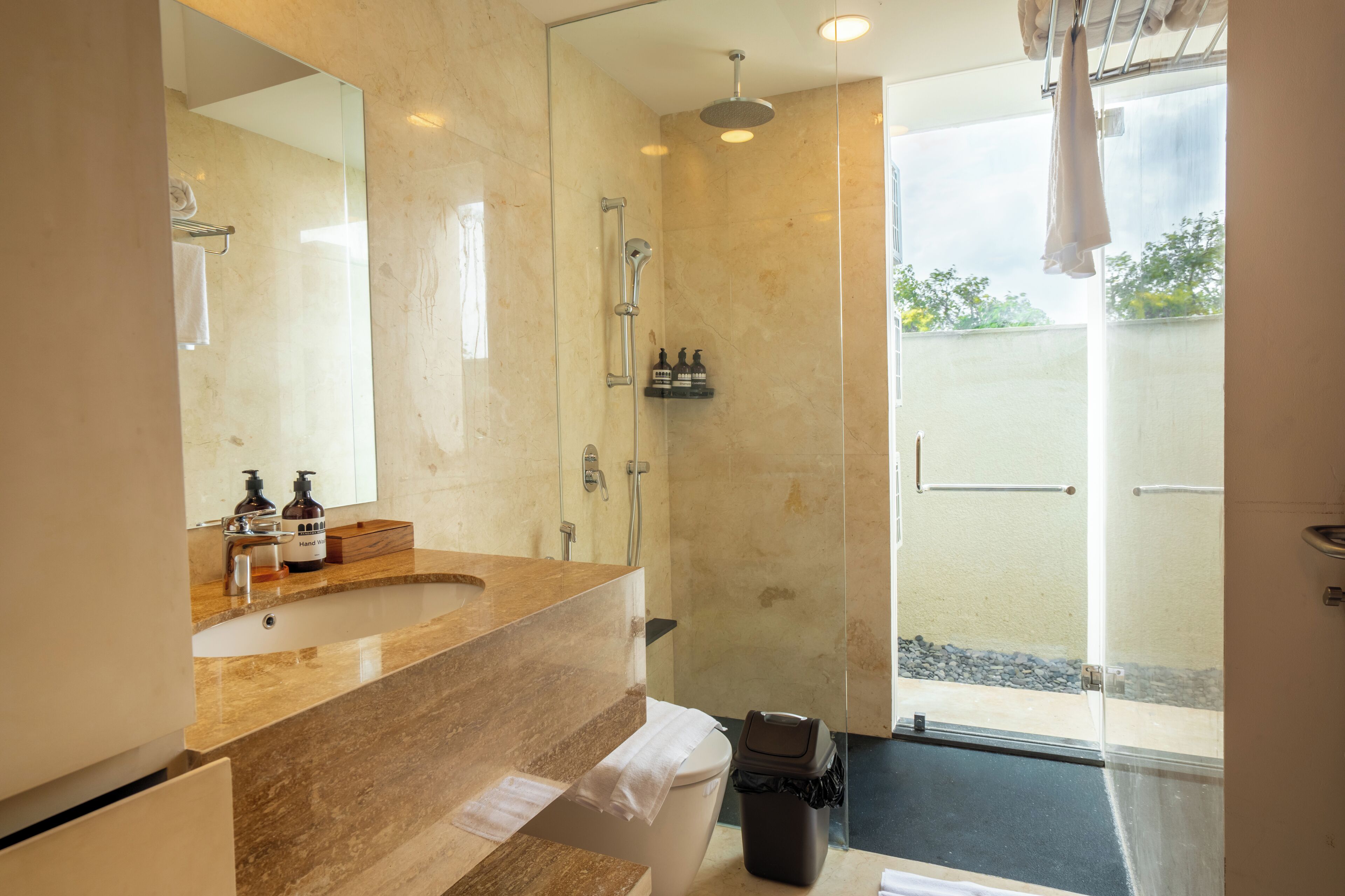 Amenidades de baño gratuitas, jabón, shampoo, papel de baño 