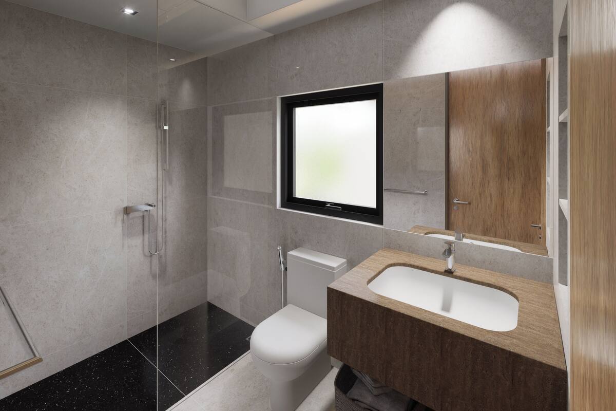 Une salle de bain moderne équipée d’une douche, de toilettes et d’un lavabo.