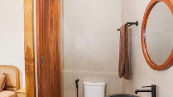 Sèche-cheveux, serviettes fournies, savon, shampoing