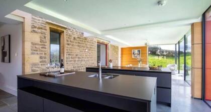 Cotswold Farmhouse – Rural Views, Space & Group Stays for Up to 10