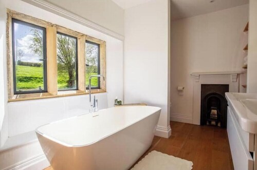 Cotswold Farmhouse – Rural Views, Space & Group Stays for Up to 10