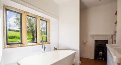 Cotswold Farmhouse – Rural Views, Space & Group Stays for Up to 10