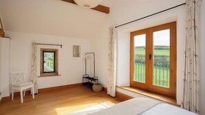 2 bedrooms, iron/ironing board, travel crib, WiFi (free) - Cosy Cotswold Farm Cottage – Rural Views, Charm & Peaceful Escape (Whichford)