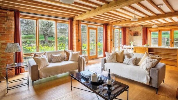 Smart TV, books - Cosy Cotswold Farm Cottage – Rural Views, Charm & Peaceful Escape (Whichford)