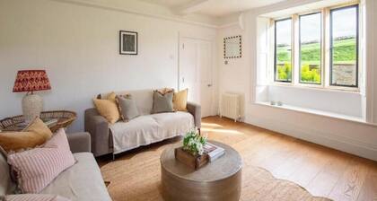 Idyllic Cotswold Farmhouse – Rural Views, Space & Group Escape