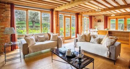 Idyllic Cotswold Farmhouse – Rural Views, Space & Group Escape